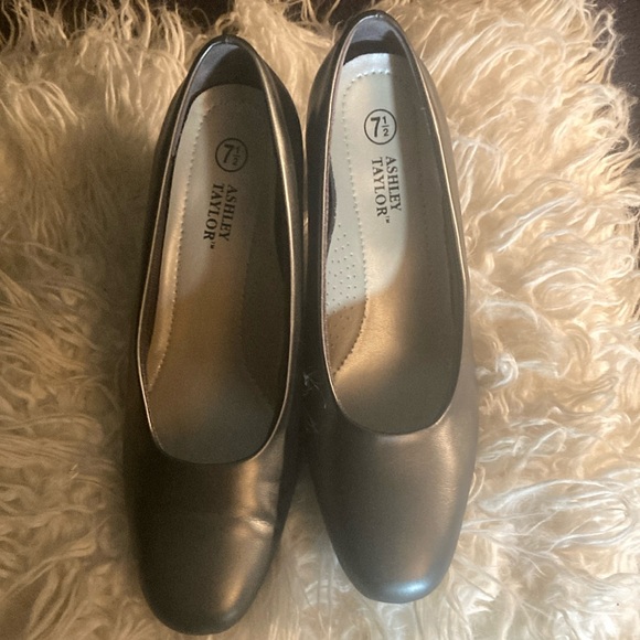 New Women’s Ashley Taylor’s Gray Dress Pumps
7 1/2. - Picture 2 of 10